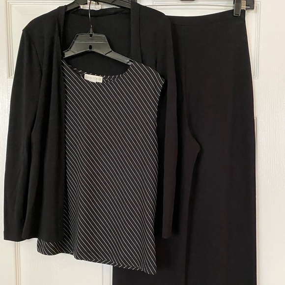 Casual Corner Tops - Vintage Casual Corner Collectibles Black and White Stripes Sleeveless Top